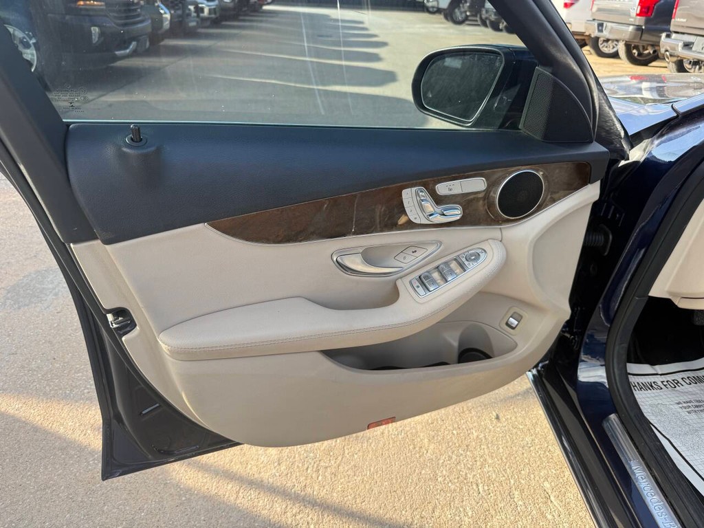 Mercedes-Benz C-Class Vehicle Full-screen Gallery Image 08