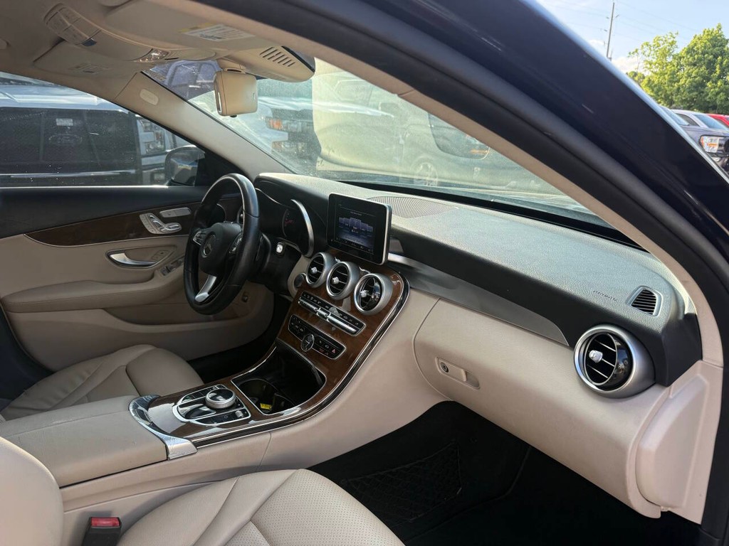Mercedes-Benz C-Class Vehicle Full-screen Gallery Image 09