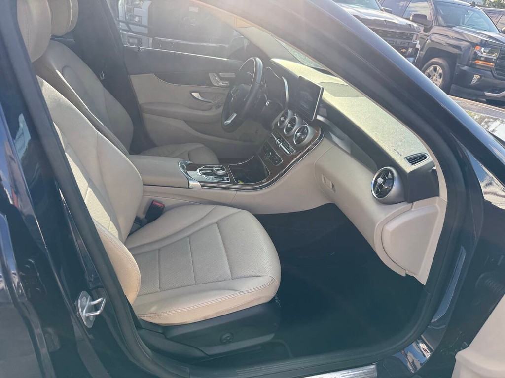Mercedes-Benz C-Class Vehicle Full-screen Gallery Image 10