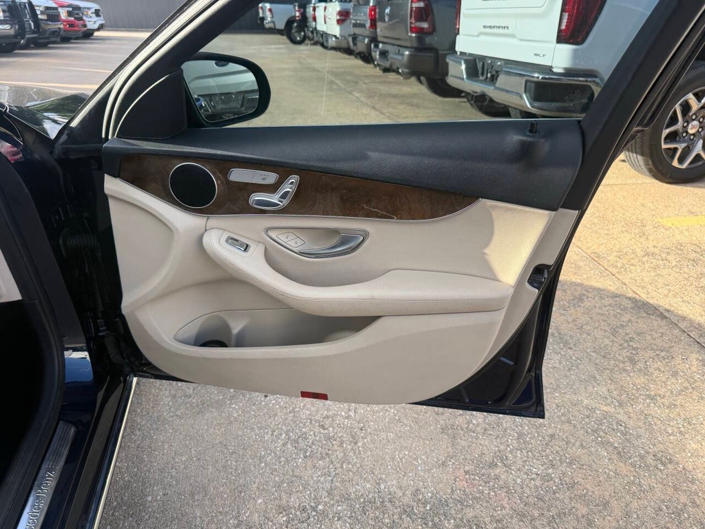 Mercedes-Benz C-Class Vehicle Full-screen Gallery Image 11