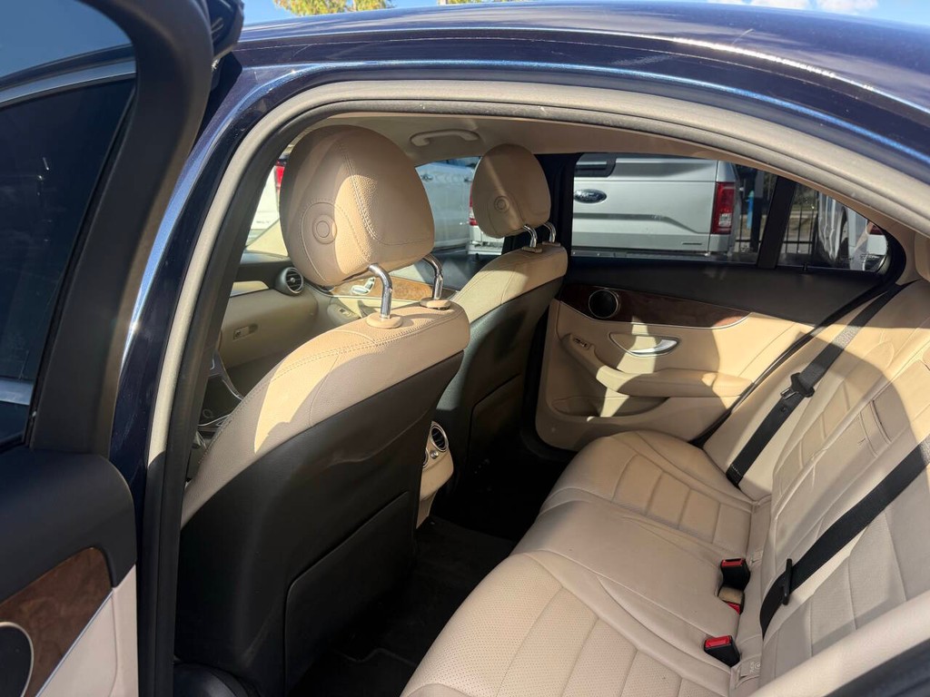 Mercedes-Benz C-Class Vehicle Full-screen Gallery Image 12