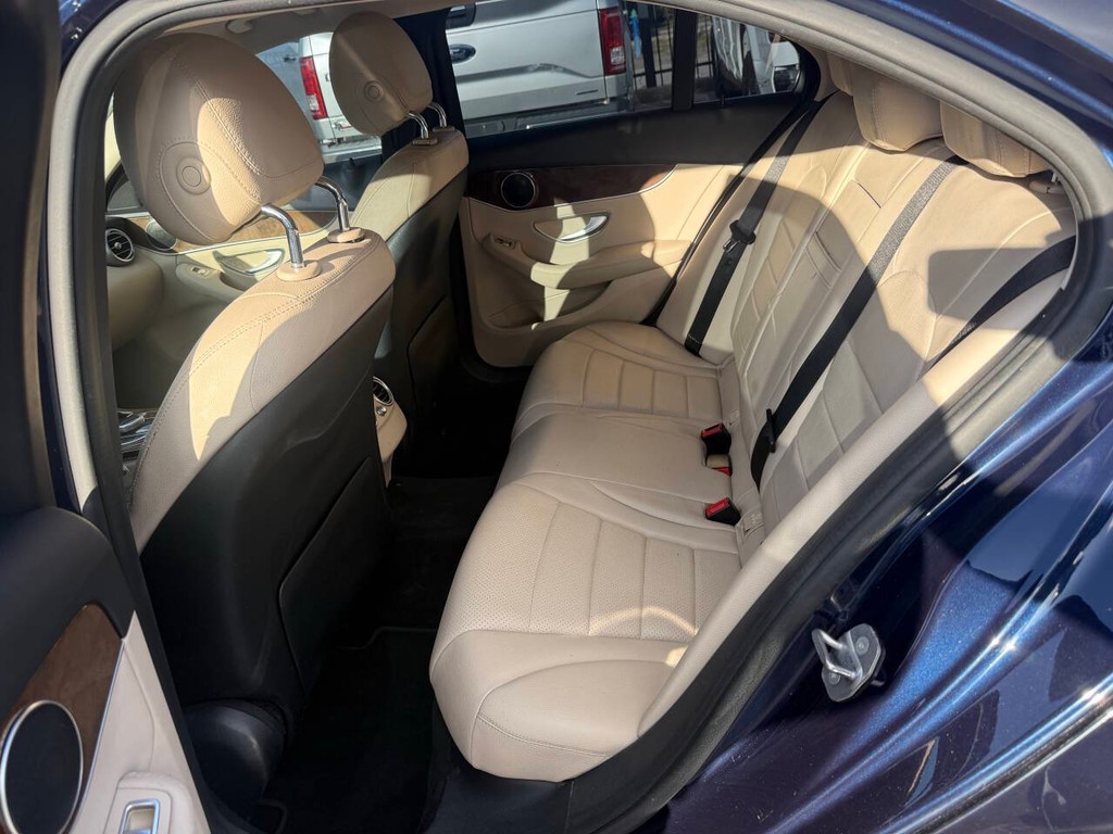 Mercedes-Benz C-Class Vehicle Full-screen Gallery Image 13