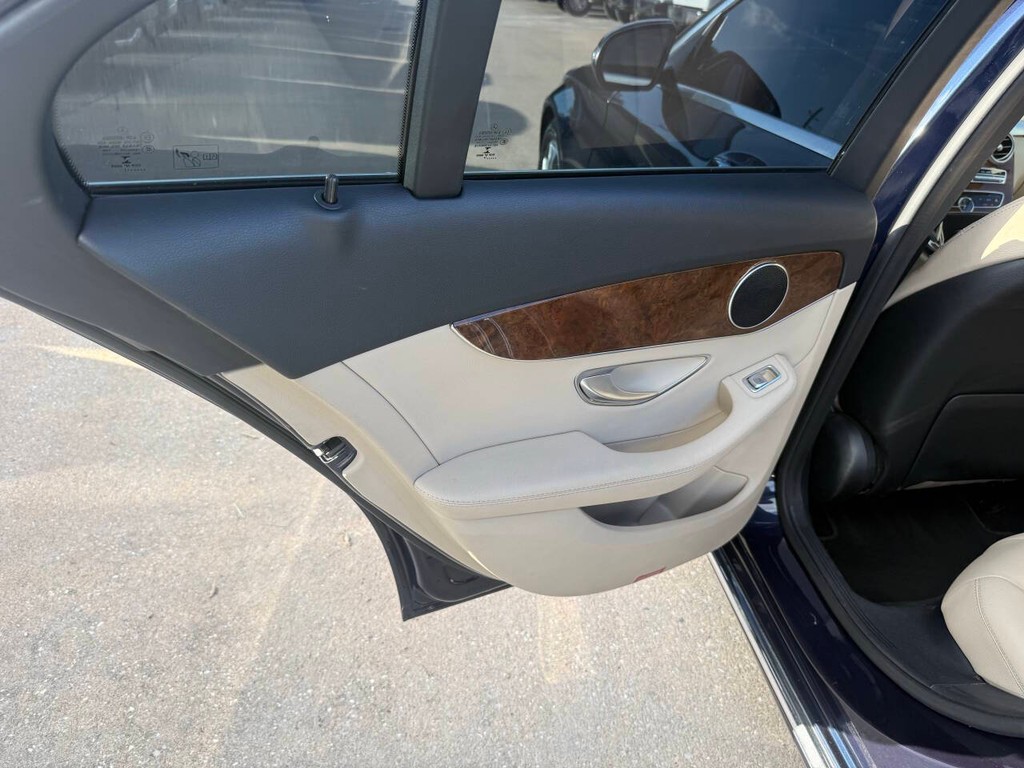 Mercedes-Benz C-Class Vehicle Full-screen Gallery Image 14