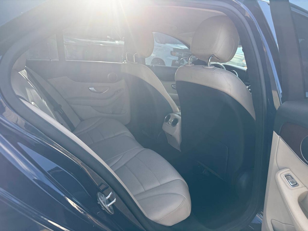 Mercedes-Benz C-Class Vehicle Full-screen Gallery Image 15