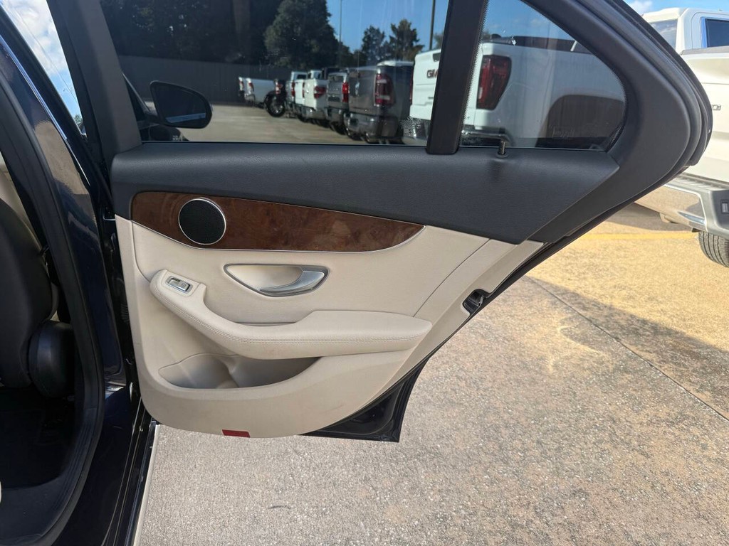 Mercedes-Benz C-Class Vehicle Full-screen Gallery Image 16