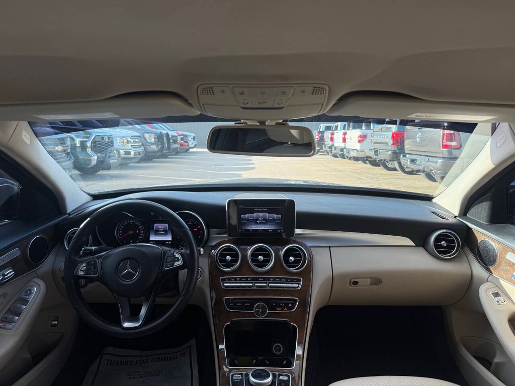 Mercedes-Benz C-Class Vehicle Full-screen Gallery Image 17