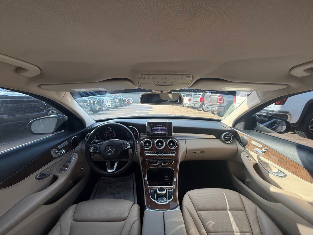 Mercedes-Benz C-Class Vehicle Full-screen Gallery Image 18