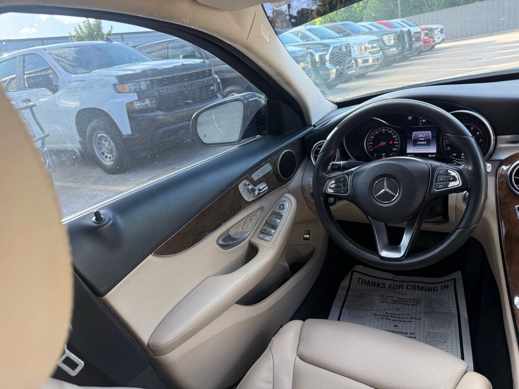 Mercedes-Benz C-Class Vehicle Full-screen Gallery Image 19