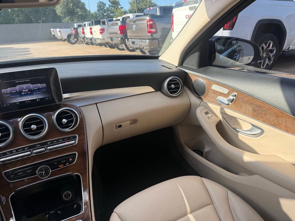 Mercedes-Benz C-Class Vehicle Full-screen Gallery Image 20