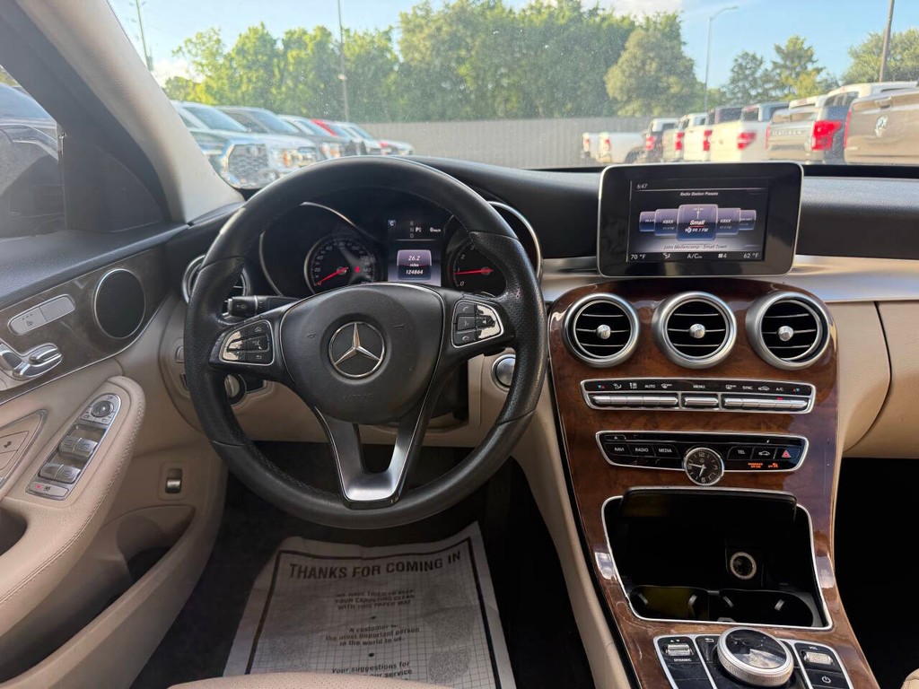 Mercedes-Benz C-Class Vehicle Full-screen Gallery Image 21