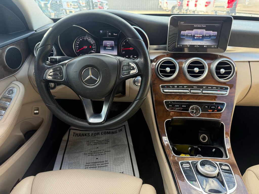 Mercedes-Benz C-Class Vehicle Full-screen Gallery Image 22