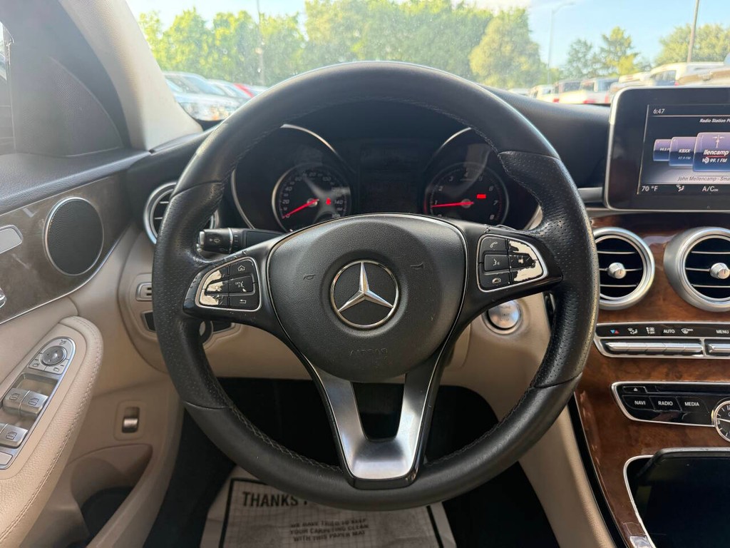 Mercedes-Benz C-Class Vehicle Full-screen Gallery Image 23