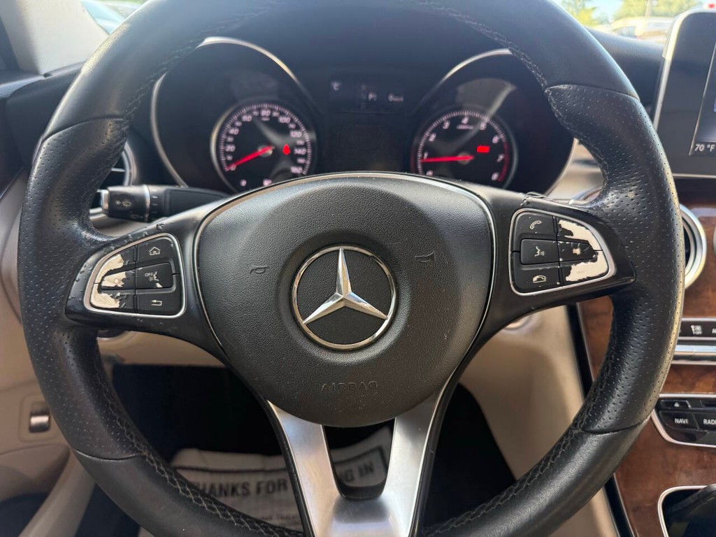 Mercedes-Benz C-Class Vehicle Full-screen Gallery Image 24