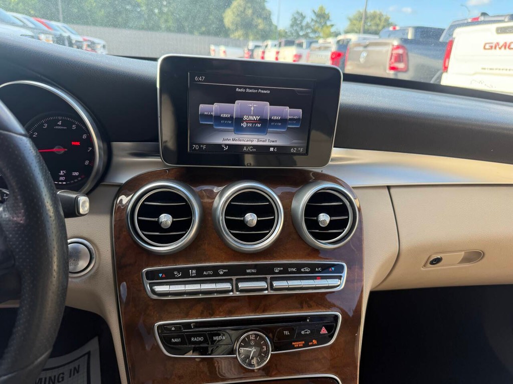 Mercedes-Benz C-Class Vehicle Full-screen Gallery Image 25
