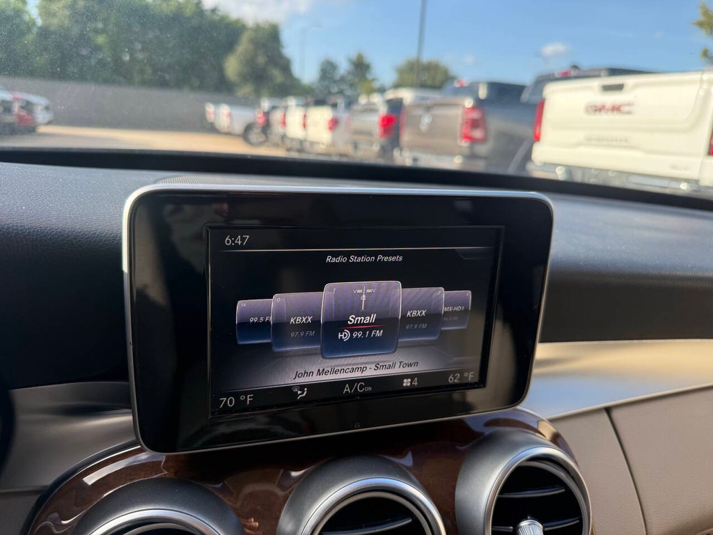 Mercedes-Benz C-Class Vehicle Full-screen Gallery Image 26