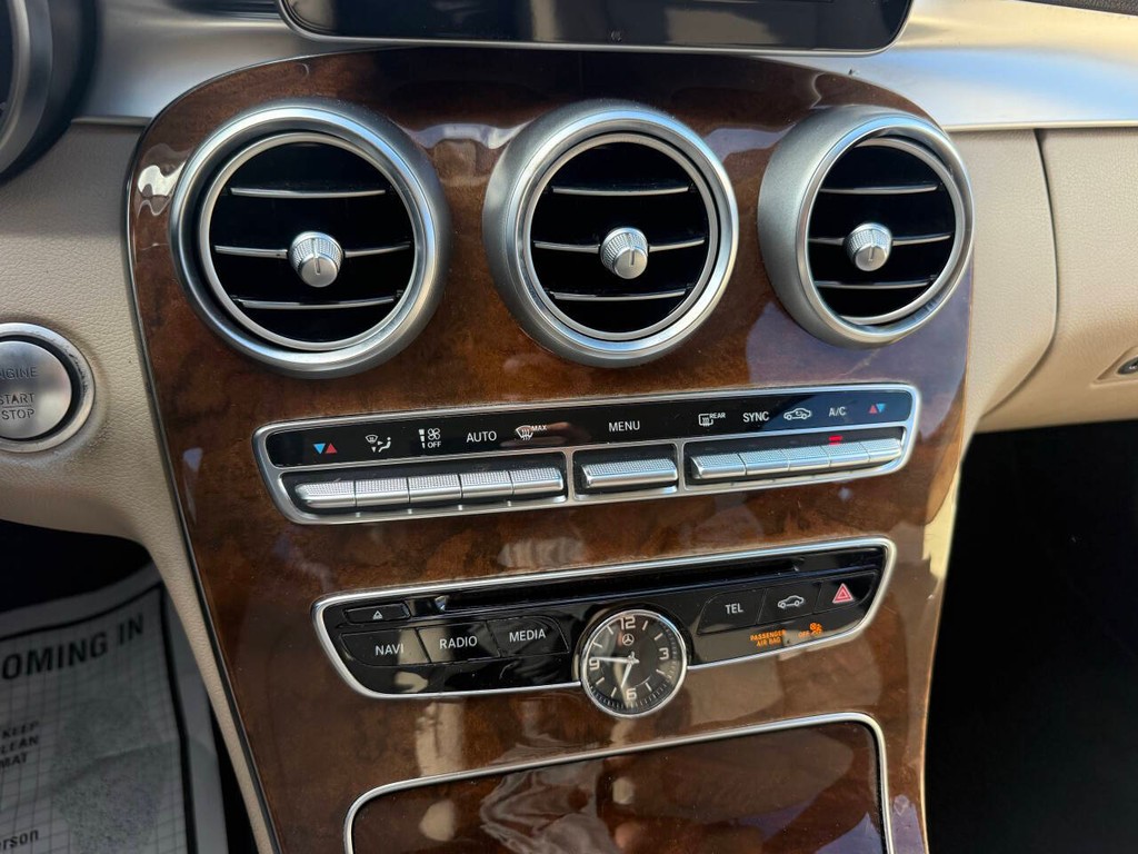 Mercedes-Benz C-Class Vehicle Full-screen Gallery Image 28