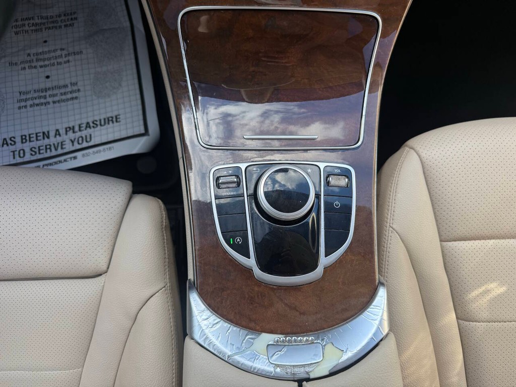 Mercedes-Benz C-Class Vehicle Full-screen Gallery Image 29
