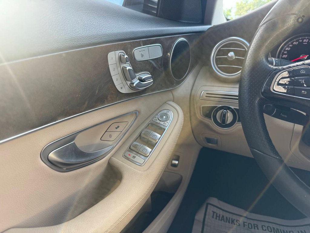 Mercedes-Benz C-Class Vehicle Full-screen Gallery Image 30