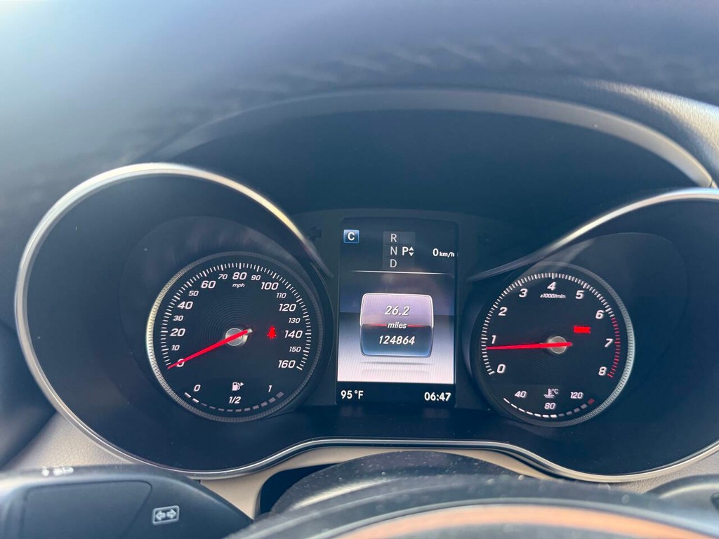Mercedes-Benz C-Class Vehicle Full-screen Gallery Image 31