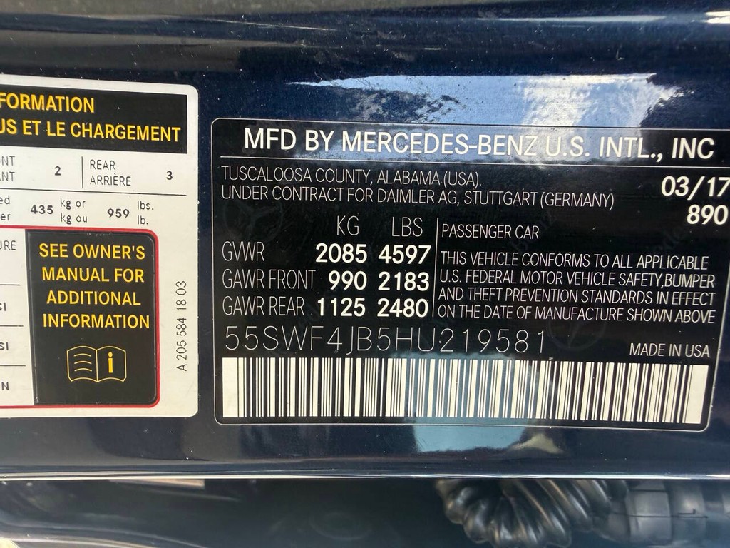 Mercedes-Benz C-Class Vehicle Full-screen Gallery Image 33