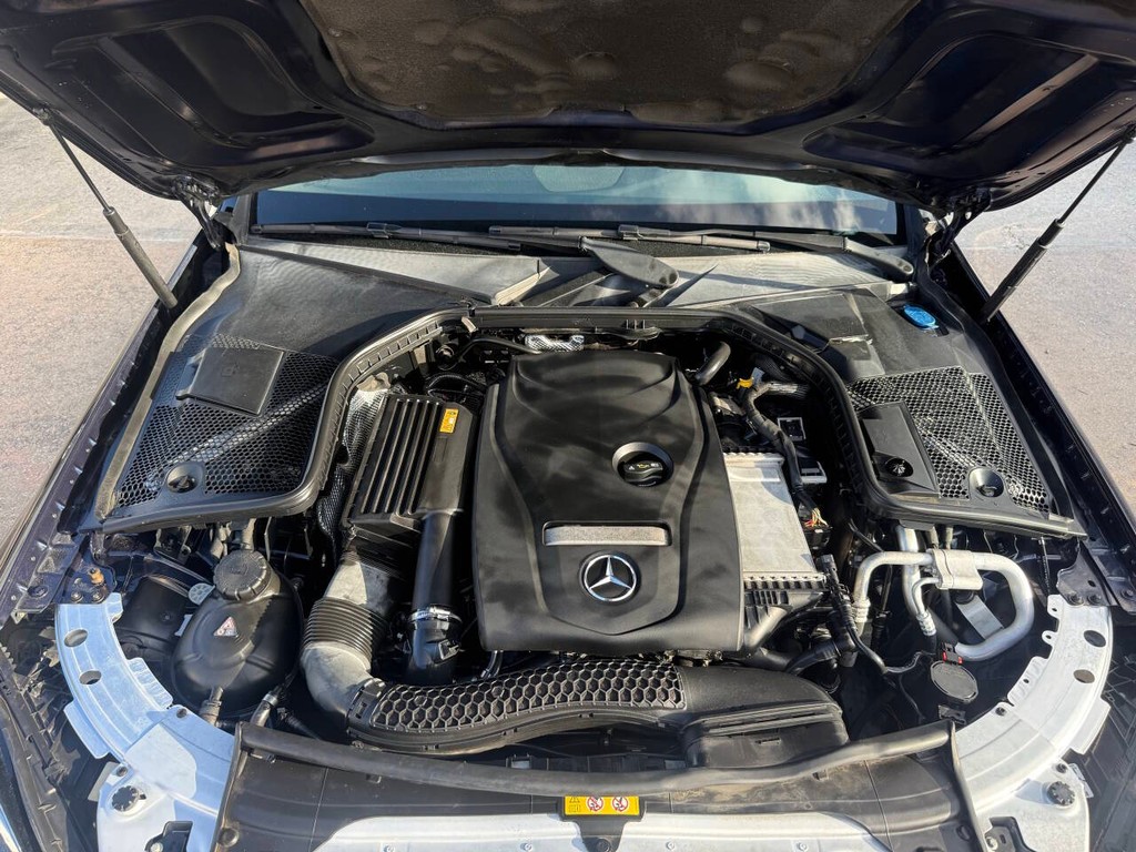Mercedes-Benz C-Class Vehicle Full-screen Gallery Image 34