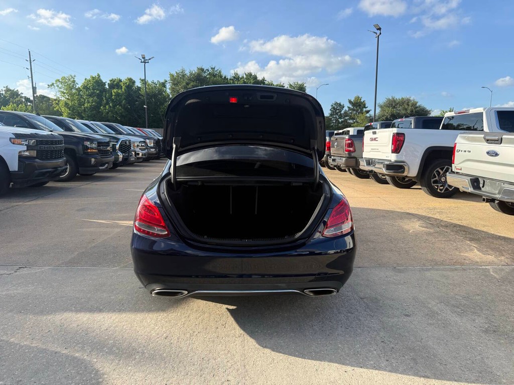 Mercedes-Benz C-Class Vehicle Full-screen Gallery Image 36
