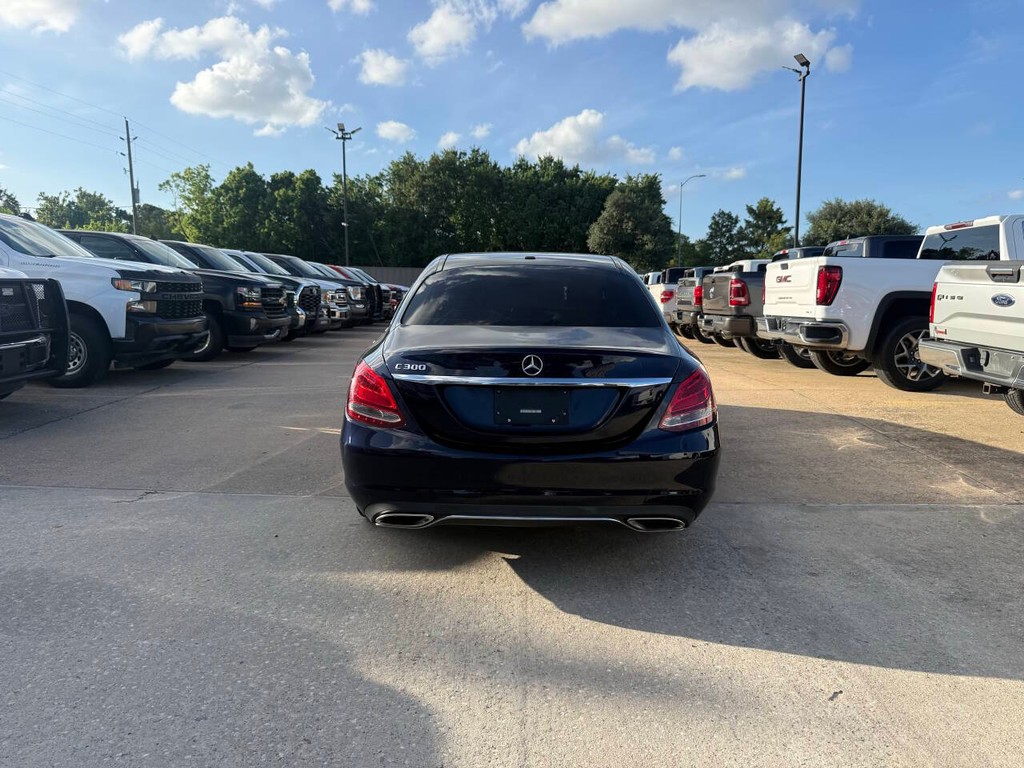 Mercedes-Benz C-Class Vehicle Full-screen Gallery Image 37