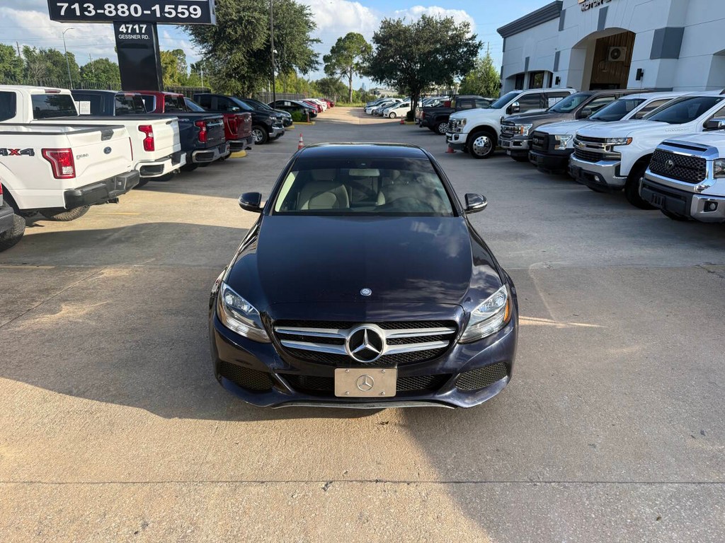 Mercedes-Benz C-Class Vehicle Full-screen Gallery Image 38