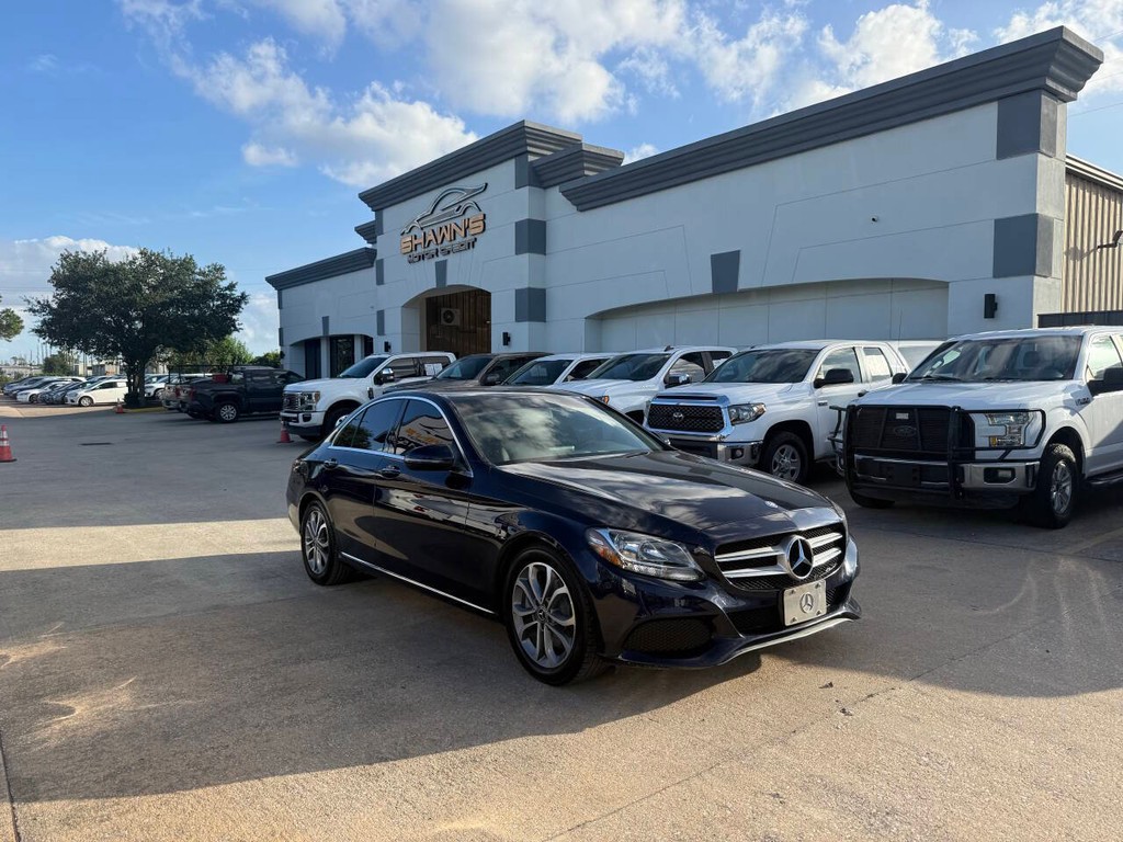 Mercedes-Benz C-Class Vehicle Full-screen Gallery Image 40