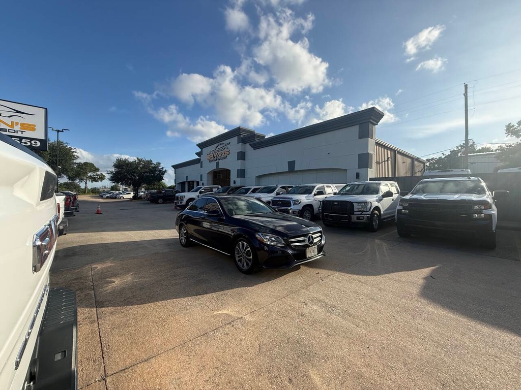 Mercedes-Benz C-Class Vehicle Full-screen Gallery Image 42