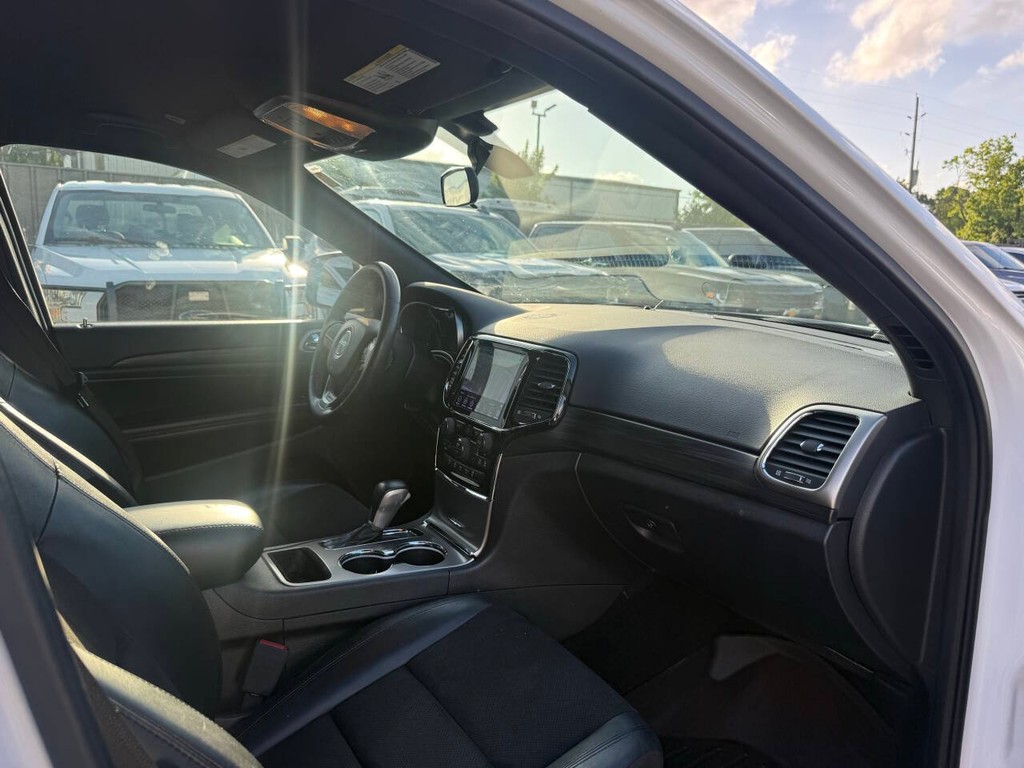 Jeep Grand Cherokee Vehicle Full-screen Gallery Image 09