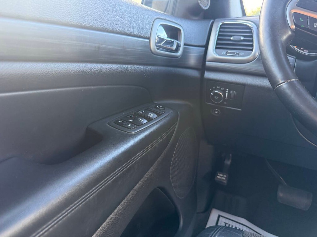 Jeep Grand Cherokee Vehicle Full-screen Gallery Image 29