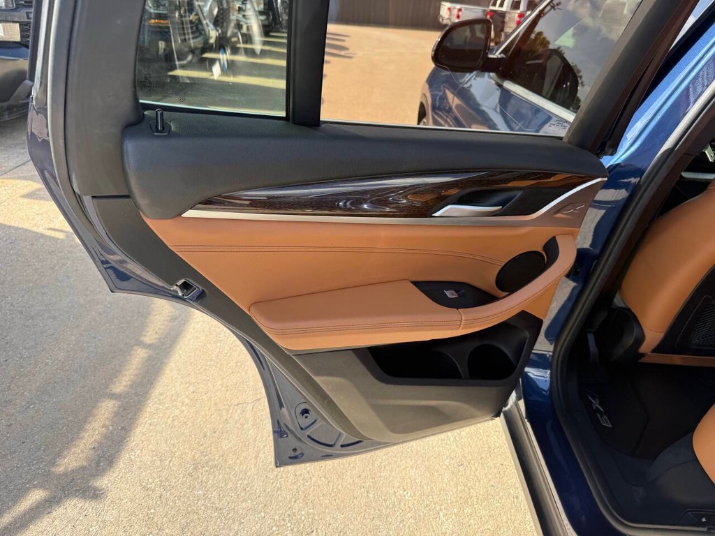 BMW X3 Vehicle Full-screen Gallery Image 14