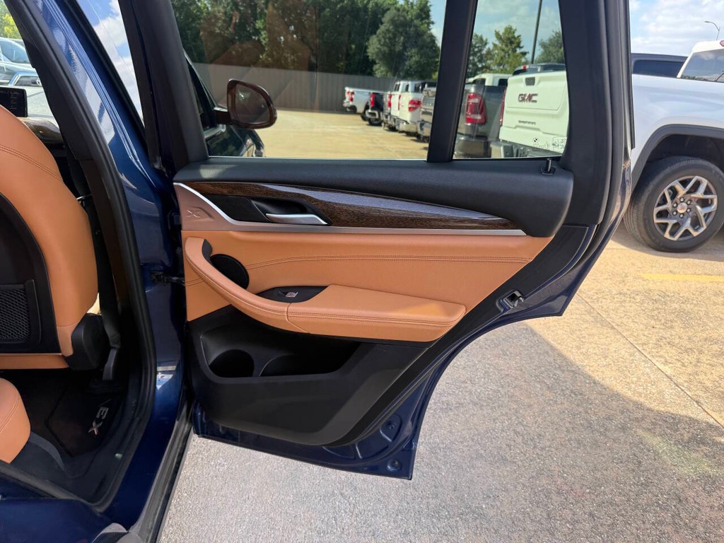 BMW X3 Vehicle Full-screen Gallery Image 16