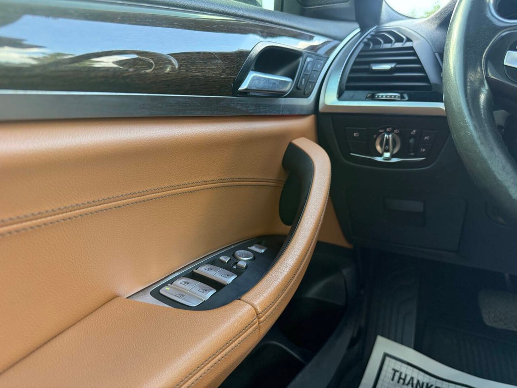 BMW X3 Vehicle Full-screen Gallery Image 31