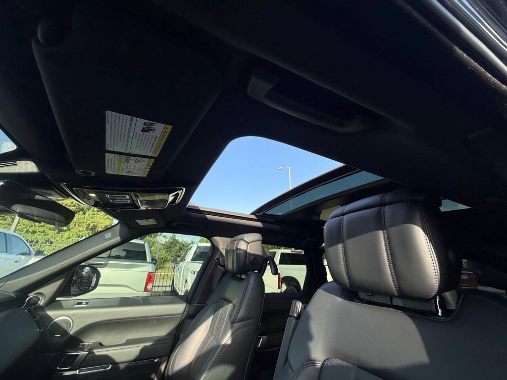 Land Rover Range Rover Sport Vehicle Full-screen Gallery Image 30