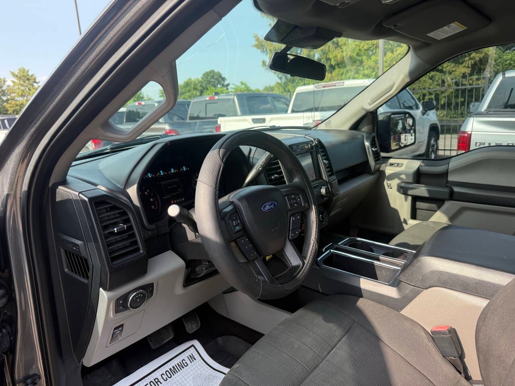 Ford F-150 Vehicle Full-screen Gallery Image 06
