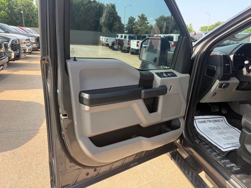 Ford F-150 Vehicle Full-screen Gallery Image 08