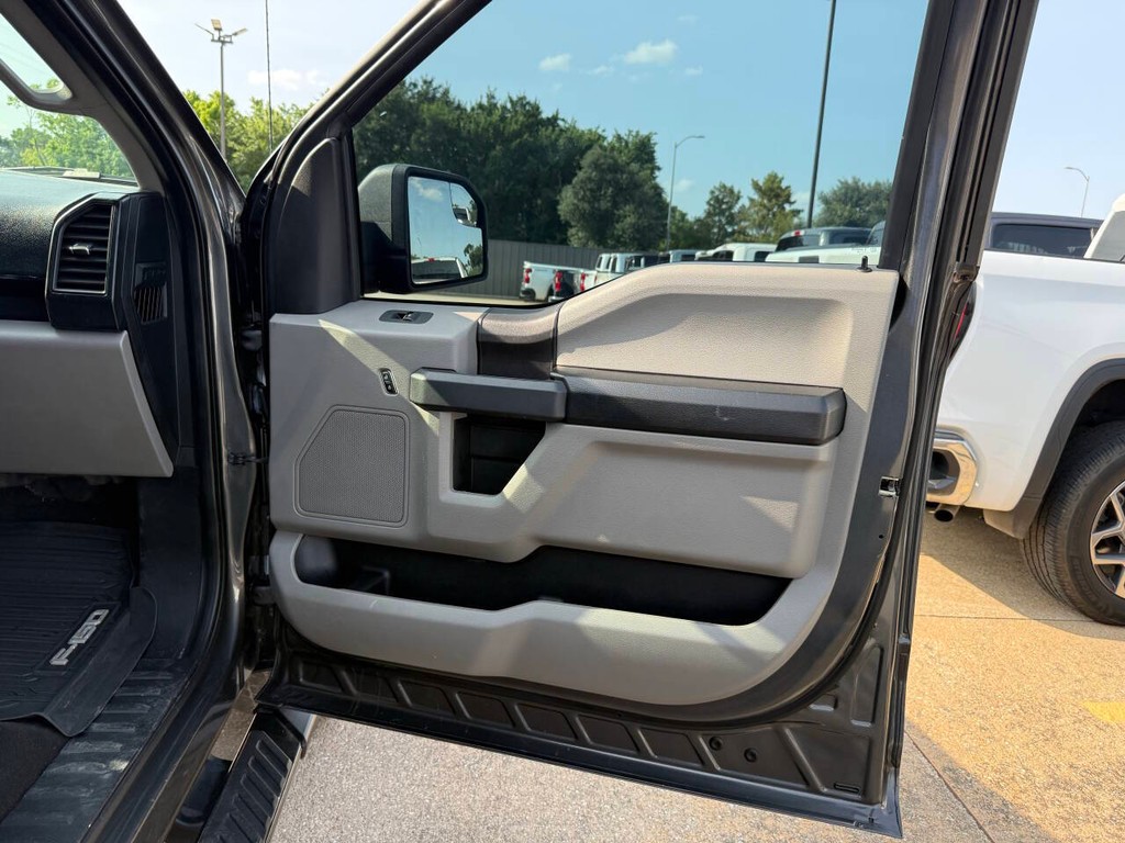 Ford F-150 Vehicle Full-screen Gallery Image 11