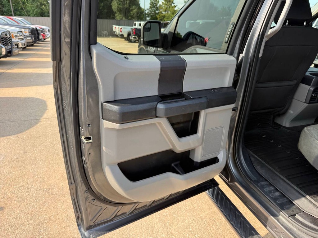 Ford F-150 Vehicle Full-screen Gallery Image 14