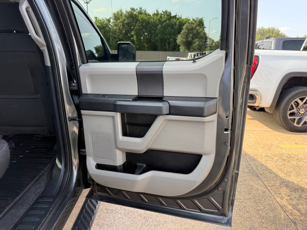 Ford F-150 Vehicle Full-screen Gallery Image 16