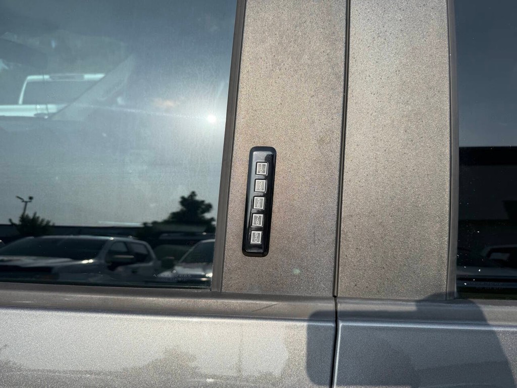 Ford F-150 Vehicle Full-screen Gallery Image 37