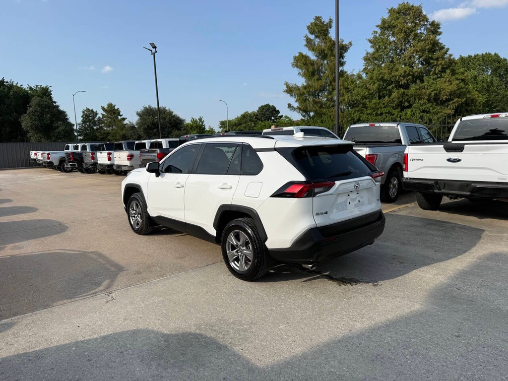 Toyota RAV4 Vehicle Full-screen Gallery Image 04