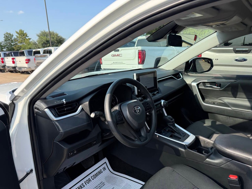 Toyota RAV4 Vehicle Full-screen Gallery Image 06