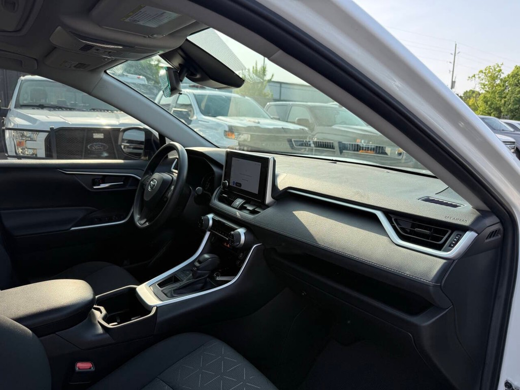 Toyota RAV4 Vehicle Full-screen Gallery Image 09