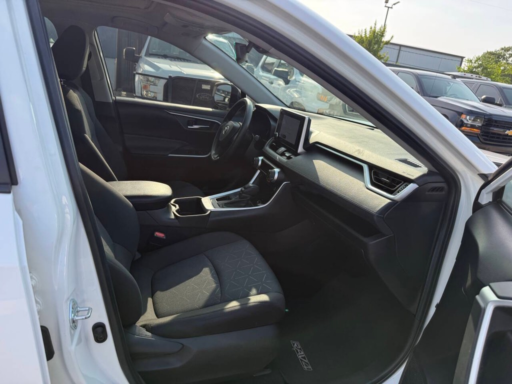 Toyota RAV4 Vehicle Full-screen Gallery Image 10