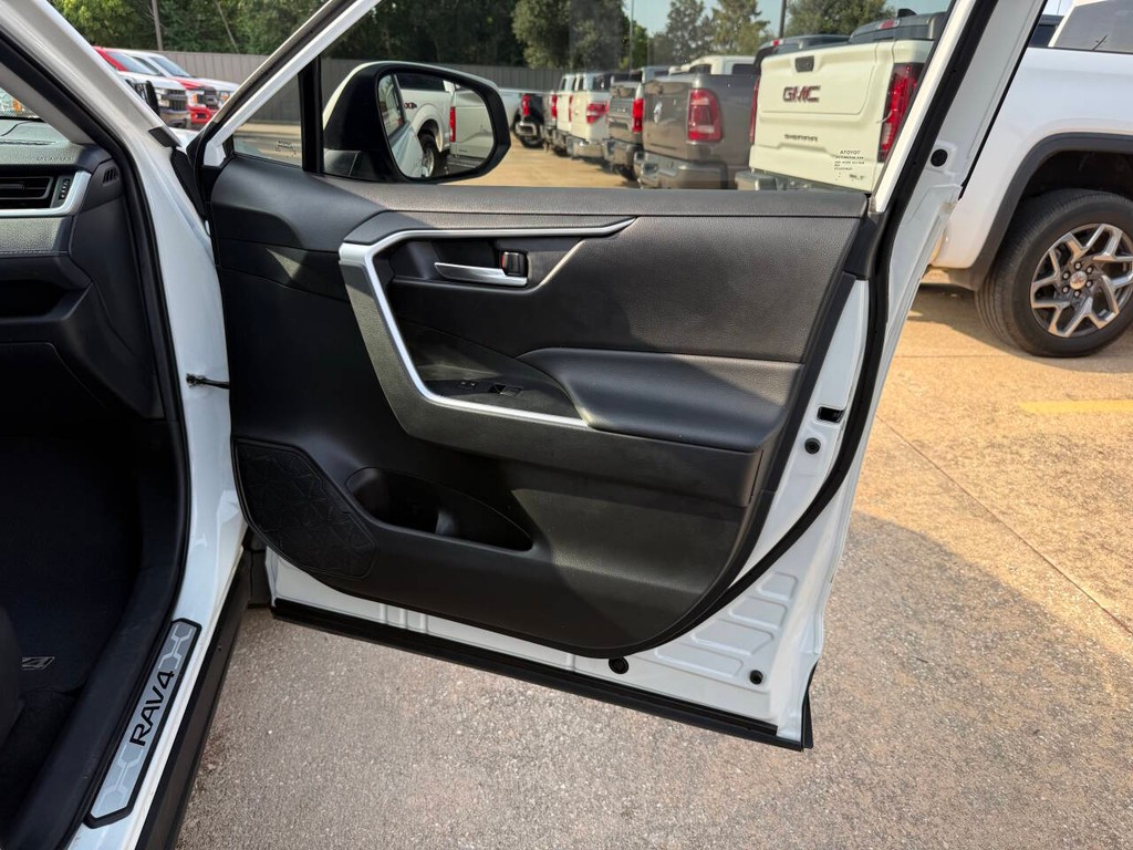 Toyota RAV4 Vehicle Full-screen Gallery Image 11
