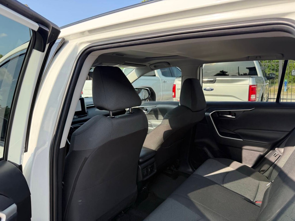 Toyota RAV4 Vehicle Full-screen Gallery Image 12