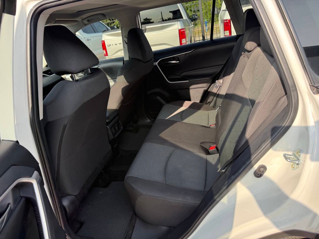 Toyota RAV4 Vehicle Full-screen Gallery Image 13