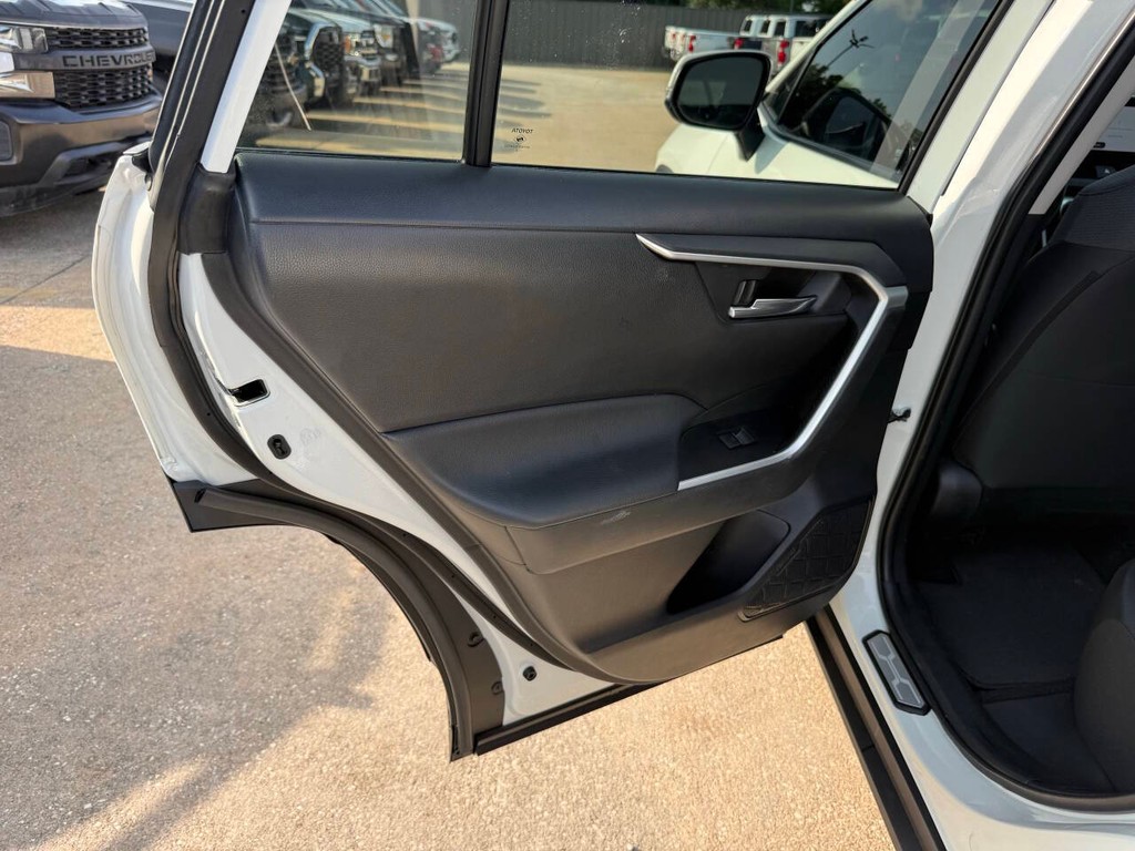 Toyota RAV4 Vehicle Full-screen Gallery Image 14
